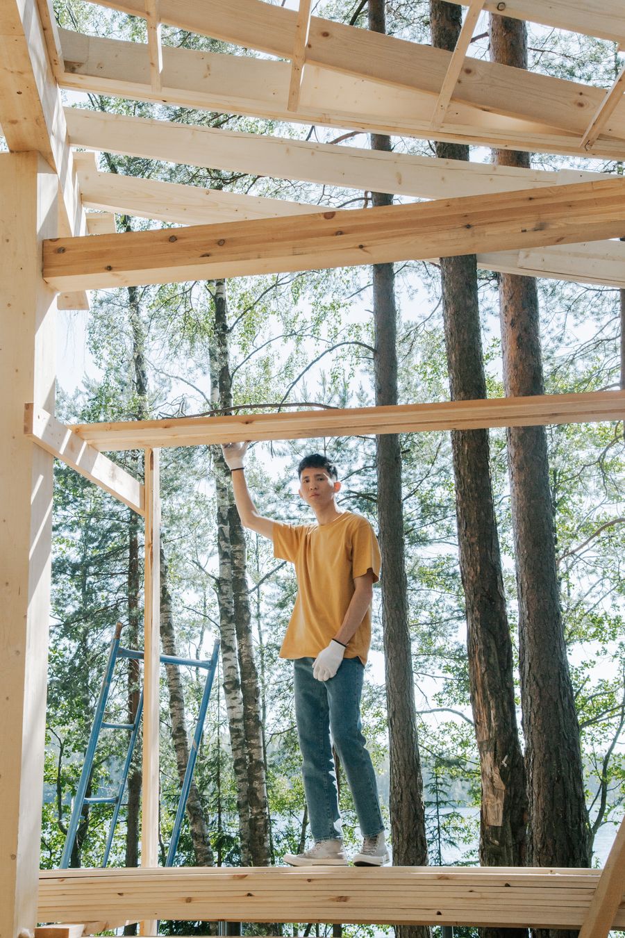 木造住宅の骨組みを施工する職人
